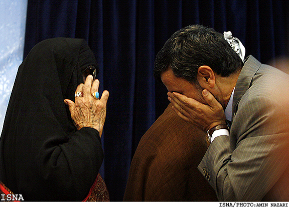 اعطاي نشان ايثار به ‌9 تن از والدين شهداي خوزستان توسط رييس جمهور/امين نظري