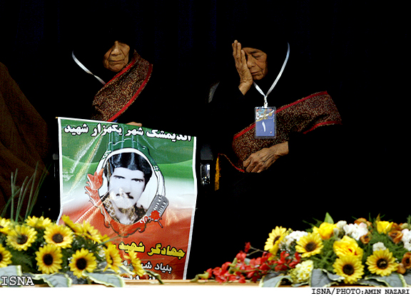 اعطاي نشان ايثار به ‌9 تن از والدين شهداي خوزستان توسط رييس جمهور/امين نظري