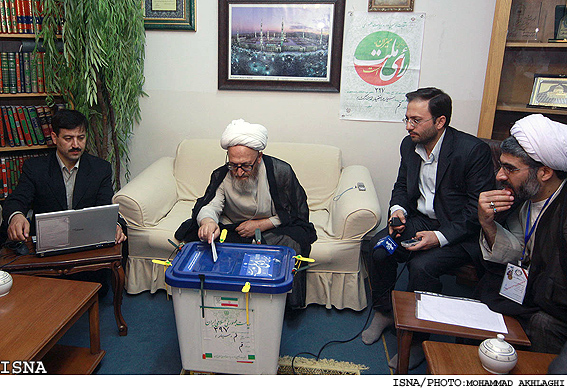 /تجلي عزت و وحدت ملي/
آيت‌الله العظمي سبحاني پس از انداختن راي خود به صندوق:
شركت در انتخابات وظيفه ديني و ملي است