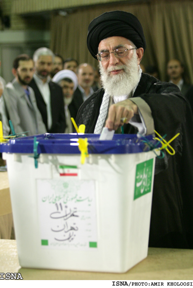 /تجلي عزت و وحدت ملي/
رهبر معظم انقلاب راي خود را به صندوق انداختند