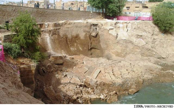 توسط مدير اداره‌ي ميراث فرهنگي شوشتر توضيح داده شد:
دليل ريزش خاك كنار پل‌بند گرگر دو هفته پس از ثبت جهاني آبشارهاي شوشتر
