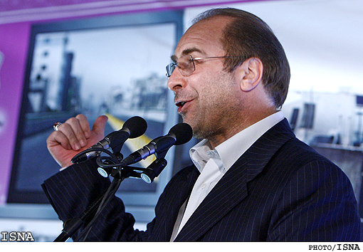شهردار تهران:
تونل توحيد روز عيد غدير براي عبور خودروها آماده است
عوارض شهري را قطع نمي‌كنم، تا مردم بگويند چه شهردار خوبي
