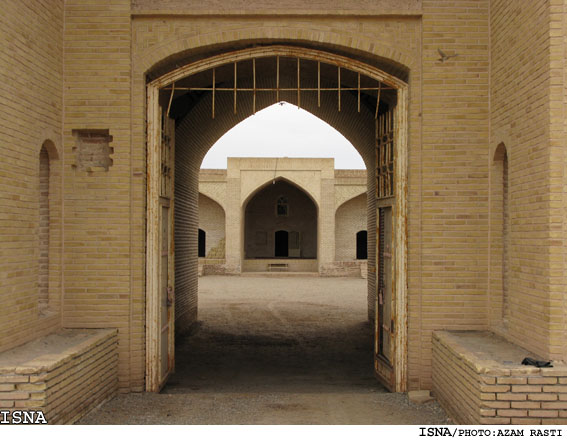 نماينده‌ي بخش خصوصي بار ديگر از كاروانسراي مرنجاب رفت!
سرپرست اداره‌ي ميراث فرهنگي آران و بيدگل: 
شركت خصوصي بدون مرمت، بهره‌برداري از كاروانسرا را آغاز كرده
