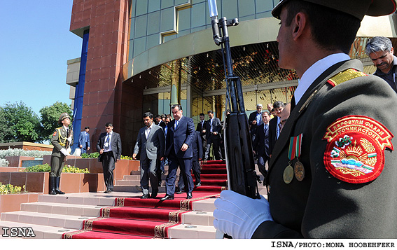 بدرقه رسمي رييس جمهور توسط امام علي رحمان در تاجيكستان / منا هوبه فكر - ايسنا