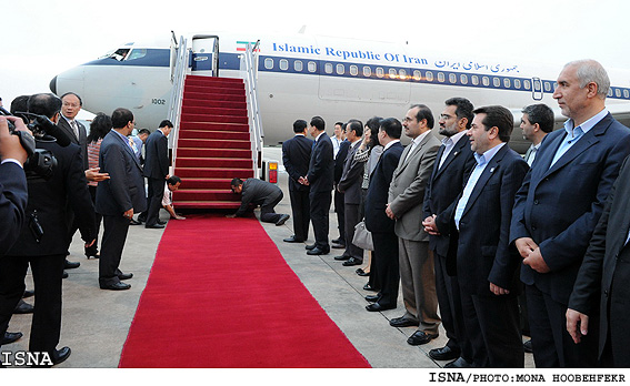 در حاشيه ورود رئيس‌جمهور به شانگهاي چين / منا هوبه فكر - ايسنا