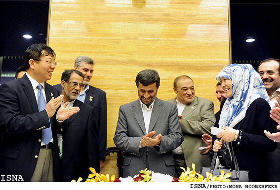 بازديد رييس جمهور از غرفه چين در اكسپوي 2010 شانگهاي / منا هوبه فكر - ايسنا