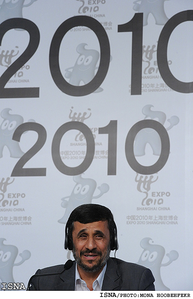 نشست خبري رييس جمهور در حاشيه بازديد از اكسپوي 2010 شانگهاي / منا هوبه فكر-ايسنا