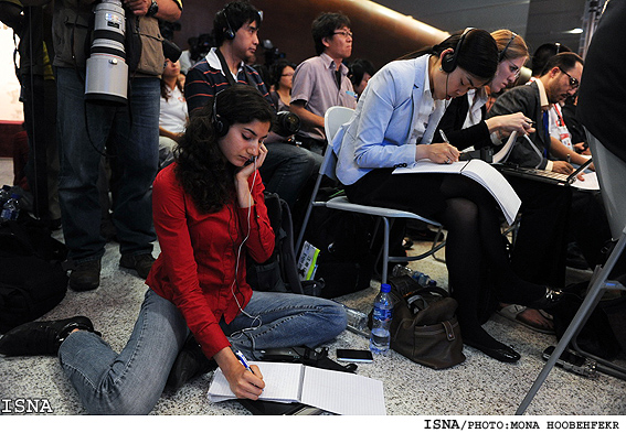 ازدحام خبرنگاران درنشست خبري رييس جمهور -اكسپوي 2010 شانگهاي /منا هوبه فكر-ايسنا