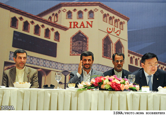 ديدار رييس‌جمهور با صنعت‌گران، بازرگانان وايرانيان مقيم چين/ منا هوبه فكر -ايسنا