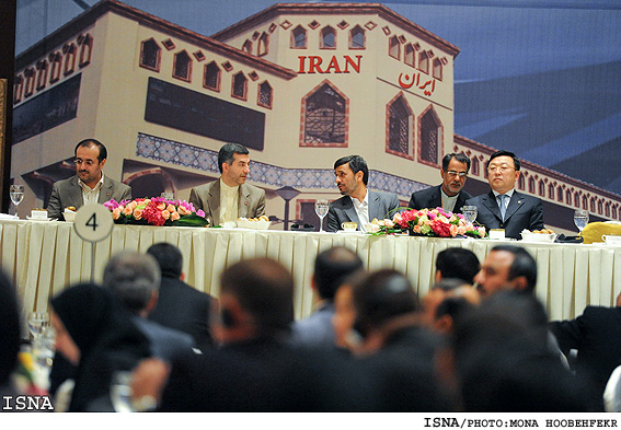 ديدار رييس‌جمهور با صنعت‌گران، بازرگانان وايرانيان مقيم چين/ منا هوبه فكر -ايسنا