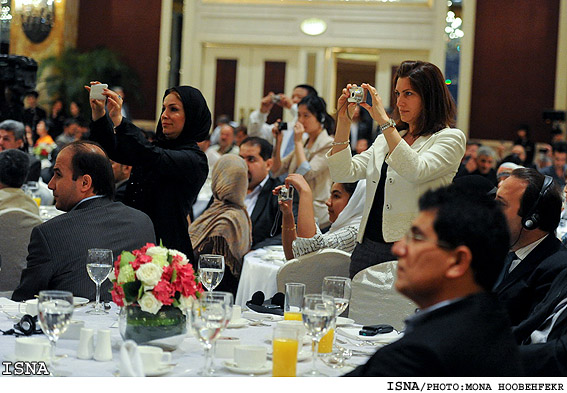 مراسم ديدار رييس‌جمهور با صنعت‌گران، بازرگانان وايرانيان مقيم چين/ منا هوبه فكر