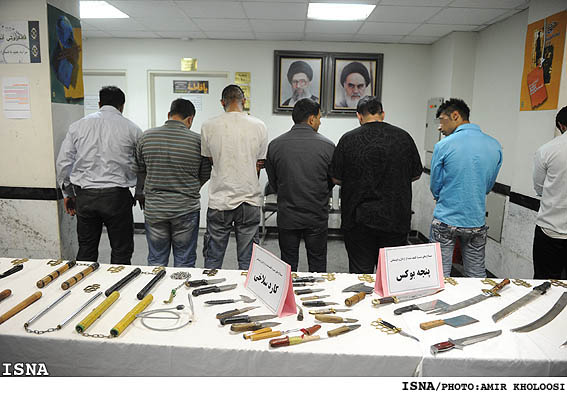 در پي تيراندازي يك زورگير به سمت ماموران پليس؛
فرمانده انتظامي تهران بزرگ در گفت‌وگو با ايسنا:
7 زورگير پايتخت در جريان ايست و بازرسي دستگير شدند