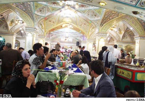 در كاخ گلستان،
مراسم افتتاح تورهاي تهران‌گردي برگزار شد