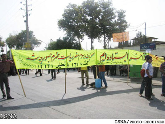 تجمع كارگران شركت مخابراتي راه دور ايران در اعتراض به تاخير در اجراء مصوبات دولت
نماينده شيراز خطاب به رئيس‌جمهور:
مصوبه دولت در پيچ‌وخم اداري اجرا نشده‌است