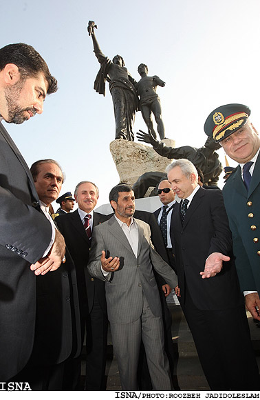 اداي احترام احمدي‌نژاد به آرامگاه سرباز گمنام لبنان/ روزبه جديدالاسلام