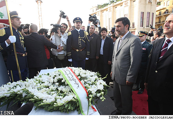 اداي احترام احمدي‌نژاد به آرامگاه سرباز گمنام لبنان/ روزبه جديدالاسلام