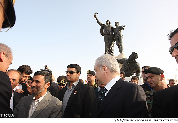 اداي احترام احمدي‌نژاد به آرامگاه سرباز گمنام لبنان/ روزبه جديدالاسلام