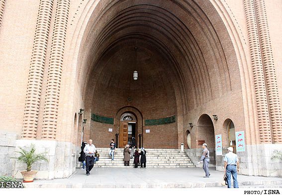 رييس موزه‌ي ملي ايران توضيح داد:
طرح لوگوي بليت موزه، برپايي غرفه‌هايي در محوطه و برنامه‌ي راهنماها