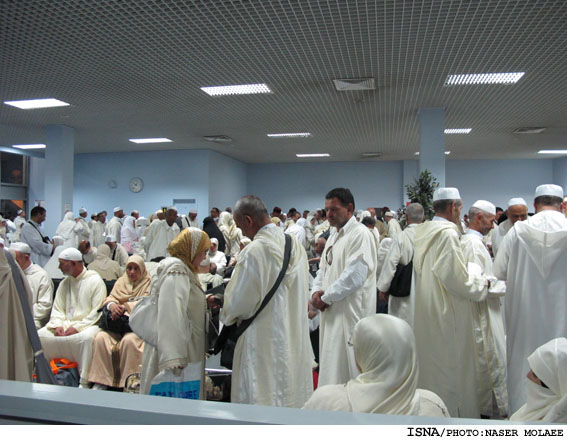 /حج، تجلي وحدت/
معطلي در فرودگاه‌هاي عربستان فرصتي براي گپ دوستانه‌ي حجاج خارجي