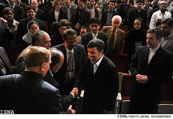 احمدي نژاد در سمينار بين‌المللي سرآمدان فرهنگ و هنر-تالار وحدت/ منا هوبه فكر