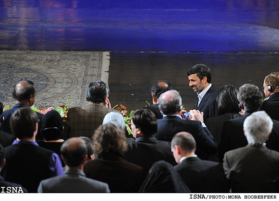 احمدي نژاد در سمينار بين‌المللي سرآمدان فرهنگ و هنر-تالار وحدت/ منا هوبه فكر