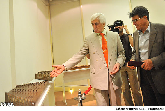 نمايشگاه سنتورها و سازهاي ابداعي استاد محمدرضا شجريان/ امير پورمند - ايسنا