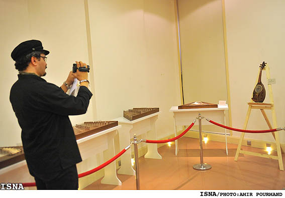 نمايشگاه سنتورها و سازهاي ابداعي استاد محمدرضا شجريان/ امير پورمند - ايسنا