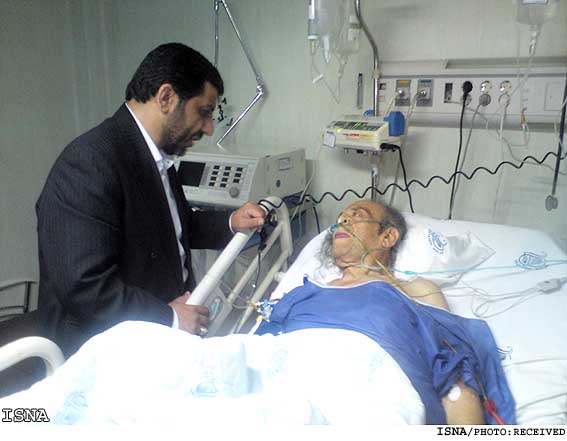 عيادت ضرغامي از محمدعلي كشاورز
«نقش‌هايتان در هزاردستان و پدرسالار تكرارشدني نيست»