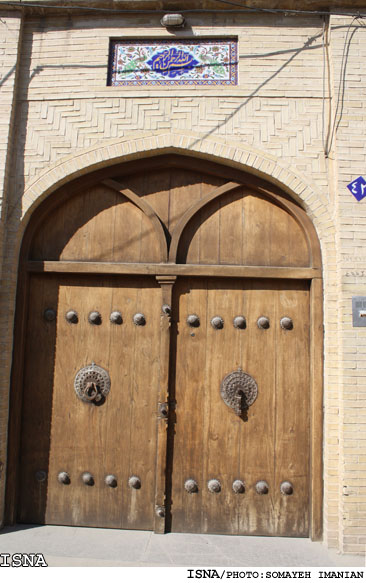 «دايه‌ي دلسوزتر از مادر براي بناهاي تاريخي نمي‌توانيم باشيم»
گفت‌وگو با مالك خانه‌ي 400 ساله‌ي منسوب به شيخ بهايي