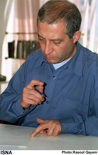 /گفت‌وگو/
هدي صابر : احكام اخير اين تصوير را به ذهن متبادر مي‌كند كه “كله قند را نه با قندشكن كه با پتك مي‌شكنند”