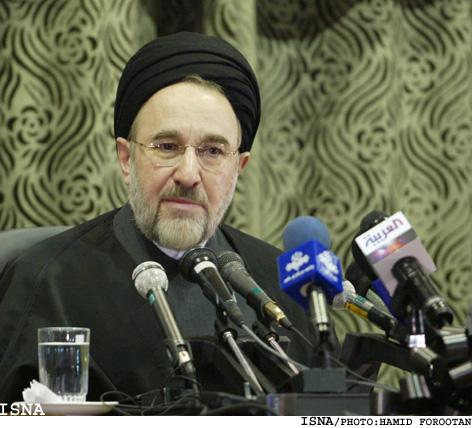 * مشروح گفت‌وگوي مطبوعاتي خاتمي در كرمان * 
- بم را بايد ساخت
- همبستگي ملت جناح و حزب نمي‌شناسد
- كمتر از آمريكا حسن نيت ديده‌ايم