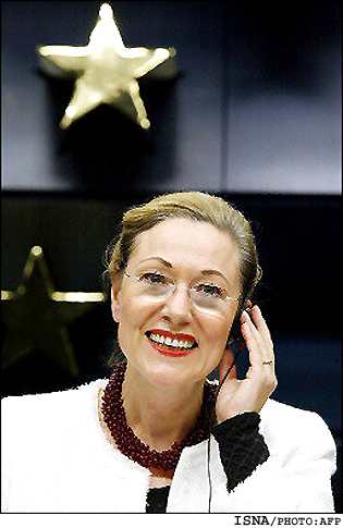 كميسر روابط خارجي اتحاديه‌ي اروپا:
خوشحاليم بوش همكاري با اروپا را در مساله‌ي ايران خواستار شده است