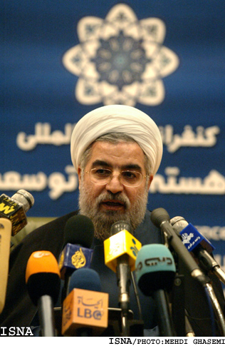 /فناوري هسته‌يي و توسعه‌ي پايدار/‌ 
روحاني در نشست خبري/2/:
در پي توليد پلوتونيم نيستيم
در اراك در حال تهيه آب سنگين و ساخت تجهيزات راكتور آب سنگينيم