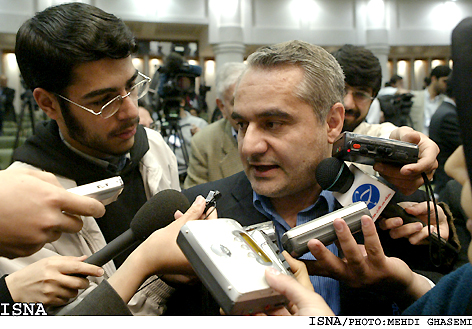 /فناوري هسته‌يي و توسعه‌ي پايدار/‌ 
موسويان در جمع خبرنگاران:
فرمول اعلام شده به اروپا محرمانه و غيرقابل اعلام است