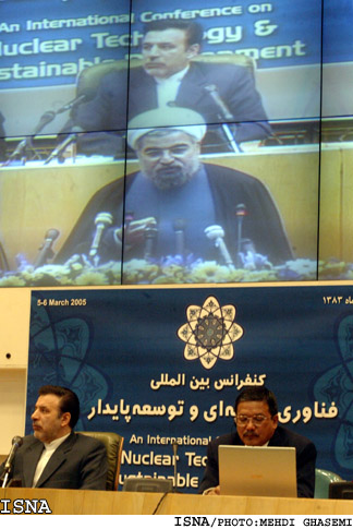 با سخنراني حسن روحاني در جلسه‌ي افتتاحيه،
كنفرانس بين‌المللي ”فن‌آوري هسته‌يي و توسعه‌ي پايدار“ كارش را آغاز كرد