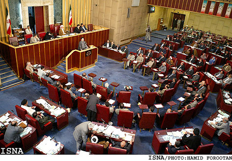 / ترميم در هيات رييسه مجلس، تغيير در كابينه/
ناصر خالقي و صفدر حسيني، ورزاي كار و اقتصاد
شكوري‌راد نايب رييس دوم مجلس و شهربانو اماني منشي هيات رييسه