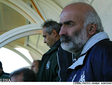 *مشكل نابساماني هواداران كجاست؟*
كربكندي:
چرا فحاشي تماشاگران برابر پليس منع قانوني ندارد؟
برابر هواداران ضعف‌ داريم و به آنها آزادي نادرست مي‌دهيم