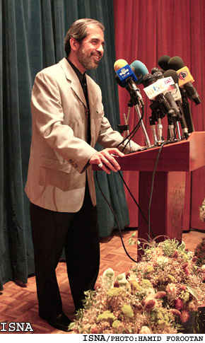 آصفي (اجمالي):
شايد صندلي نبوده است كه ديپلمات‌هاي خارجي اجازه حضور در دادگاه كاظمي را نيافتند