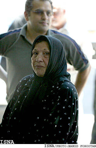 دومين دادگاه علني پرونده زهرا كاظمي/1/
رشادتي:ما متهم حاضر در دادگاه را مسوول مي دانيم
مادر كاظمي: تقاضاي قصاص دارم
 عبادي: دادگاه جنايي صلاحيت رسيدگي ندارد