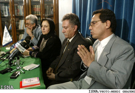 - نشست مطبوعاتي وكيلان مدافع مادر زهرا كاظمي
- اظهارات وكيل متهم پرونده پس از پايان دادگاه