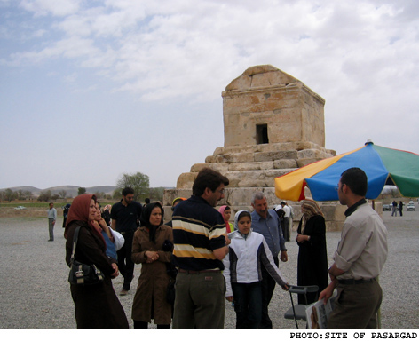 /زمان رسيدگي به وضعيت اسفناك پاسارگاد كي مي‌رسد؟/
علت نبود انجمن دوستداران ميراث فرهنگي خاص پاسارگاد، ناآگاهي مردم منطقه از اهميت آن است