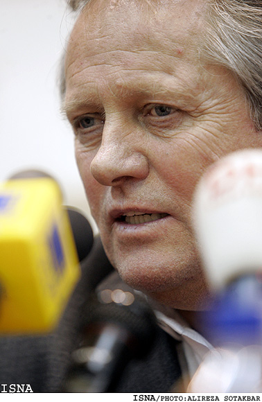 آري هان در كنفرانس خبري:
وظيفه من قهرمان كردن پرسپوليس است
مشكلي با پروين ندارم، اما سمتي به عنوان مدير فني نداريم
فوتبال ايران مانند فوتبال هلند است