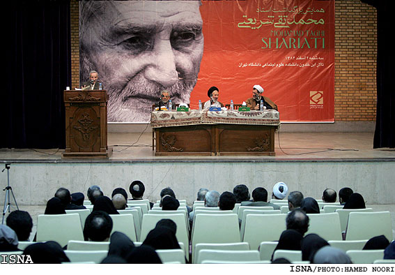 گزارشي از آغاز همايش بزرگ‌داشت استاد محمدتقي شريعتي
«پدر و پسر در جامعه‌ي دو قطبي روشن‌فكري و سنتي راه سومي را آغاز كردند»