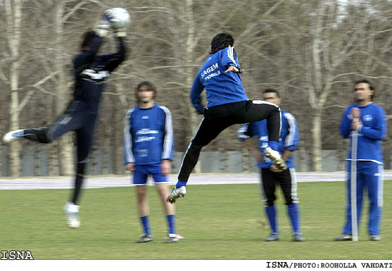 صمد مرفاوي سرمربي استقلال شد؛ قلعه نويي مدير فني 
قراب سخنگو و رييس كميته‌ي پيشكسوتان باشگاه استقلال شد 
يك مربي خارجي و داخلي در تركيب استقلال