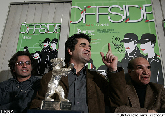 نشست خبري"آفسايد"برگزار شد 
جعفر پناهي:سياسي ديدن اين جايزه، كوچك نگاه كردن است...، فيلم به 10 كشور دنيا فيلم فروخته...،شايد 5 ، 6 سال بيشتر وقت نداشته باشم...