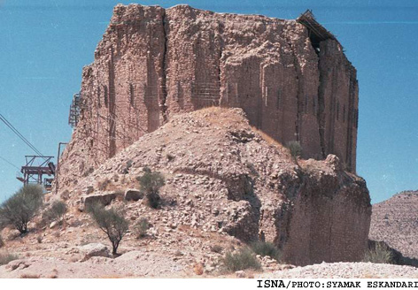 /زمان رسيدگي به وضعيت اسفناك آثار باستاني فيروزآباد كي مي‌رسد؟/ 
گنبد قلعه دختر فيروزآباد در حال فروپاشي است