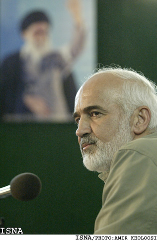 توكلي درگفت‌وگوباايسنا:
با پيشرفت درفنآوري‌ها مي‌توانيم شكاف خودبا كشورهاي صنعتي راپركنيم
بايدبااستقامت، صبر و تدبير و بدون بهانه دادن به حق هسته‌يي خودبرسيم