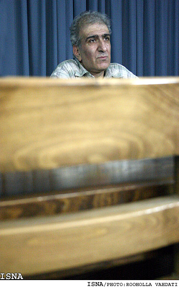 احمد پوري: 
صرف گفتن اين‌كه شعري پست‌مدرن است، آن شعر پست‌مدرن نمي‌شود
شعري كه اصالت دارد، تحت هر اسمي ماندگار است