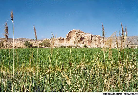 /زمان رسيدگي به وضعيت اسفناك آثار باستاني فيروزآباد كي فرا مي‌رسد؟/
اين محوطه‌ي باستاني از وجود كارشناسان با تحصيلات عاليه و دانشگاهي محروم بوده است