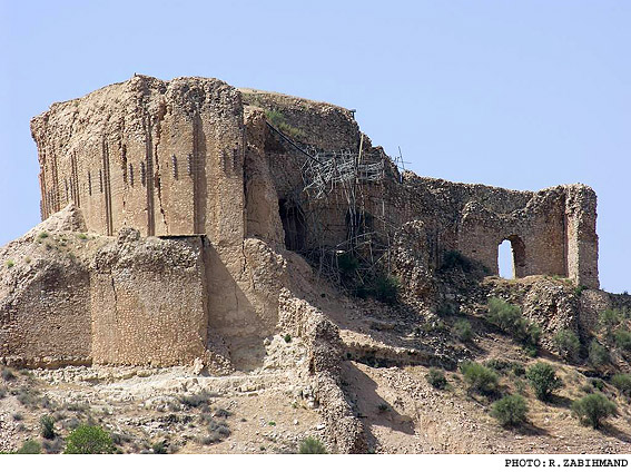 /زمان رسيدگي به وضعيت اسفناك آثار باستاني فيروزآباد كي فرا مي‌رسد؟/
كارشناسان به داد گنبدخانه‌ي قلعه دختر مي‌رسند